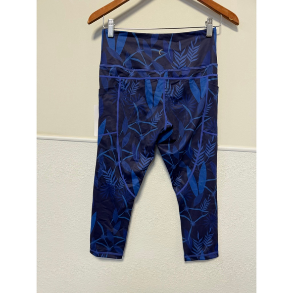 Women's ZYIA ACTIVE Blue Navy Tropical Print Hi-Rise Capri Leggings SZ 6-8 New - Picture 2 of 16